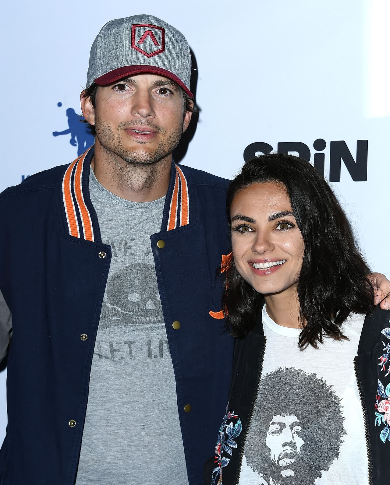 Desde que comenzaron su relación fueron completamente discretos. Ashton Kutcher se casaron en una ceremonia privada en el 2014. No se sabe más sobre el enlace, pero no solo eso han mantenido en privado, también los nacimientos de sus dos hijas. La actriz había declarado en una revista estadounidense lo que ella considera sobre los matrimonios; “Mi teoría sobre las bodas es no invitar a nadie, hacerlo en privado y secreto”.