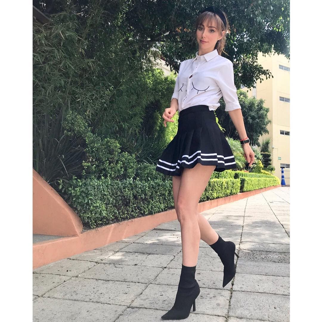 Incluso es capaz de dominar un look de colegiala y sin salir de tendencia