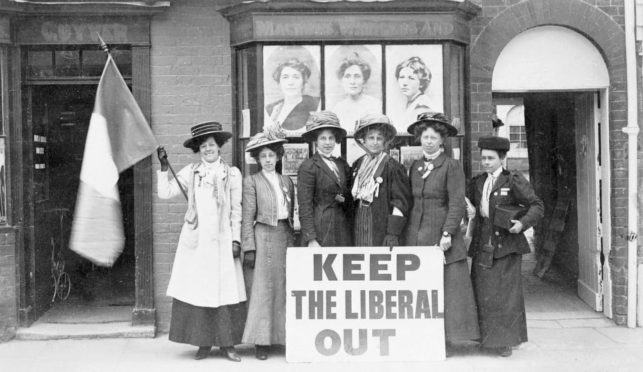 Las sufragistas británicas marcharon en el lodo por las calles de Londres para luchar por la igualdad. Más de tres mil mujeres se unieron para exigir su derecho a votar.