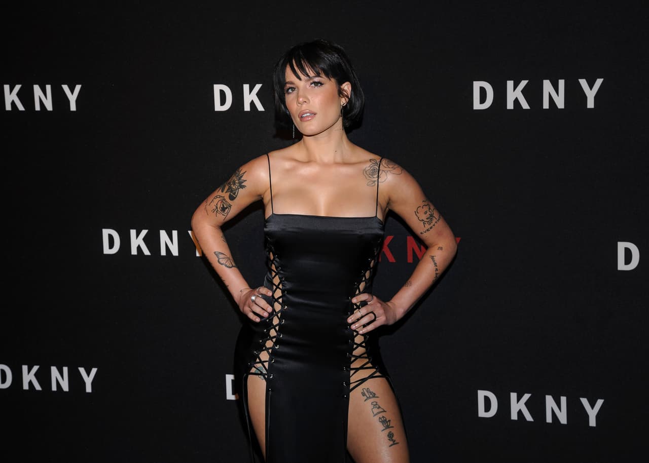 Halsey siempre ha dejado muy en claro que no tolerará que la gente opine sobre su apariencia. No teme a expresarse y a hablar de su cuerpo. Aunque eso le ha traído algunos comentarios negativos, a la cantante no le interesa seguir los estándares de belleza.