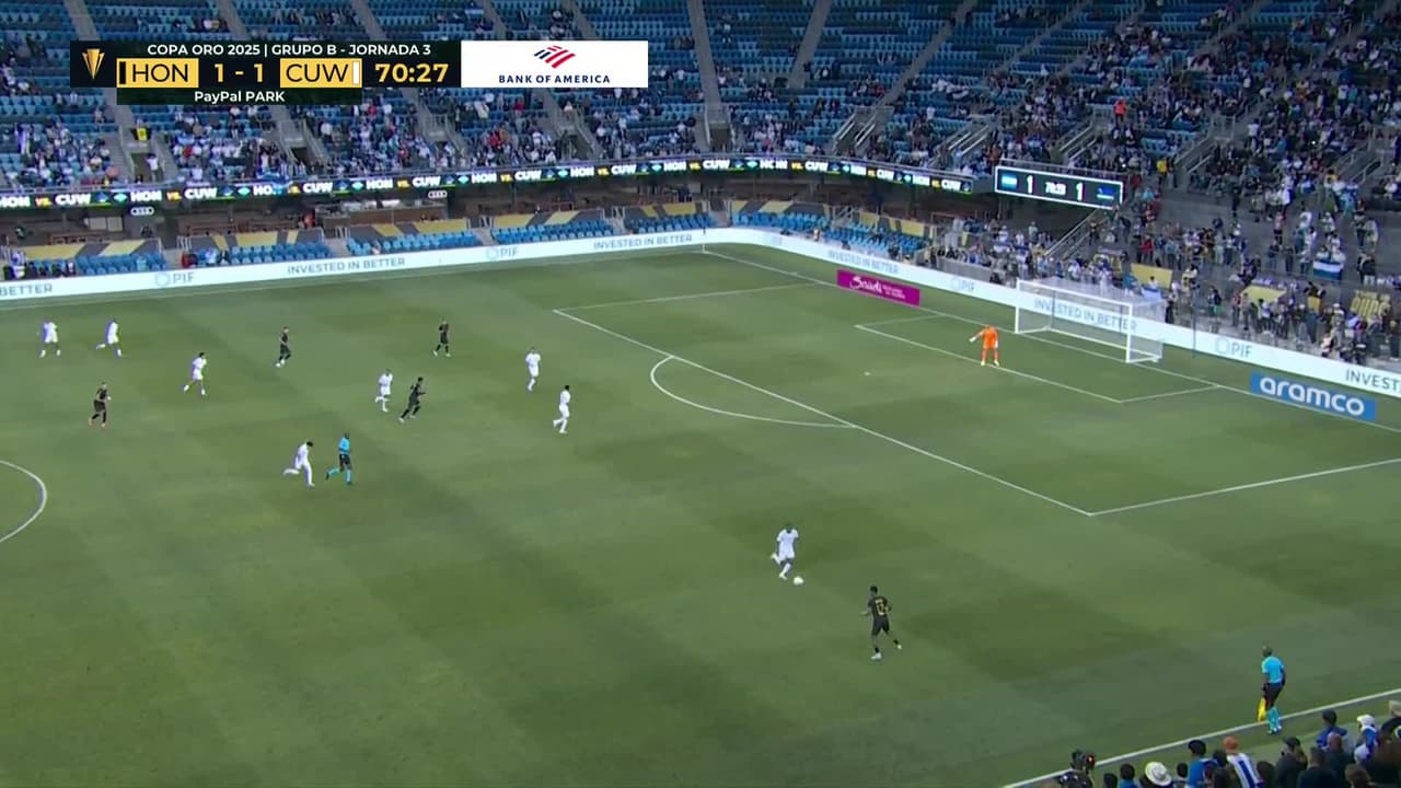 ¡CERCA! Romell Quioto disparó que se estrella en el poste.