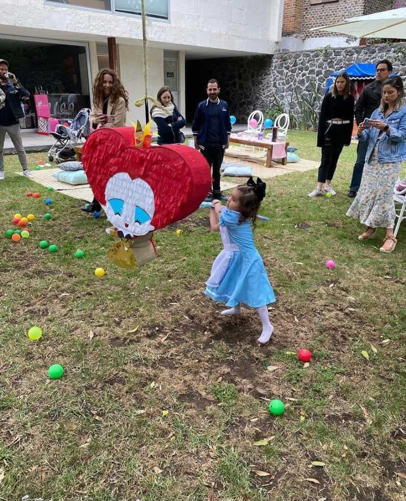 Por lo que se puede ver en las fotografías y en los videos que circularon en redes sociales, Mila gozó al máximo su fiesta. Aquí la niña pegándole a la piñata y su abuela, Bárbara Mori, mirándola con ternura.
<br>