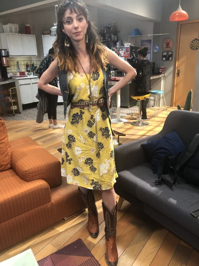 Su guardarropa pareciera estar inspirado en outfits campiranos y la naturaleza viva de la primavera.