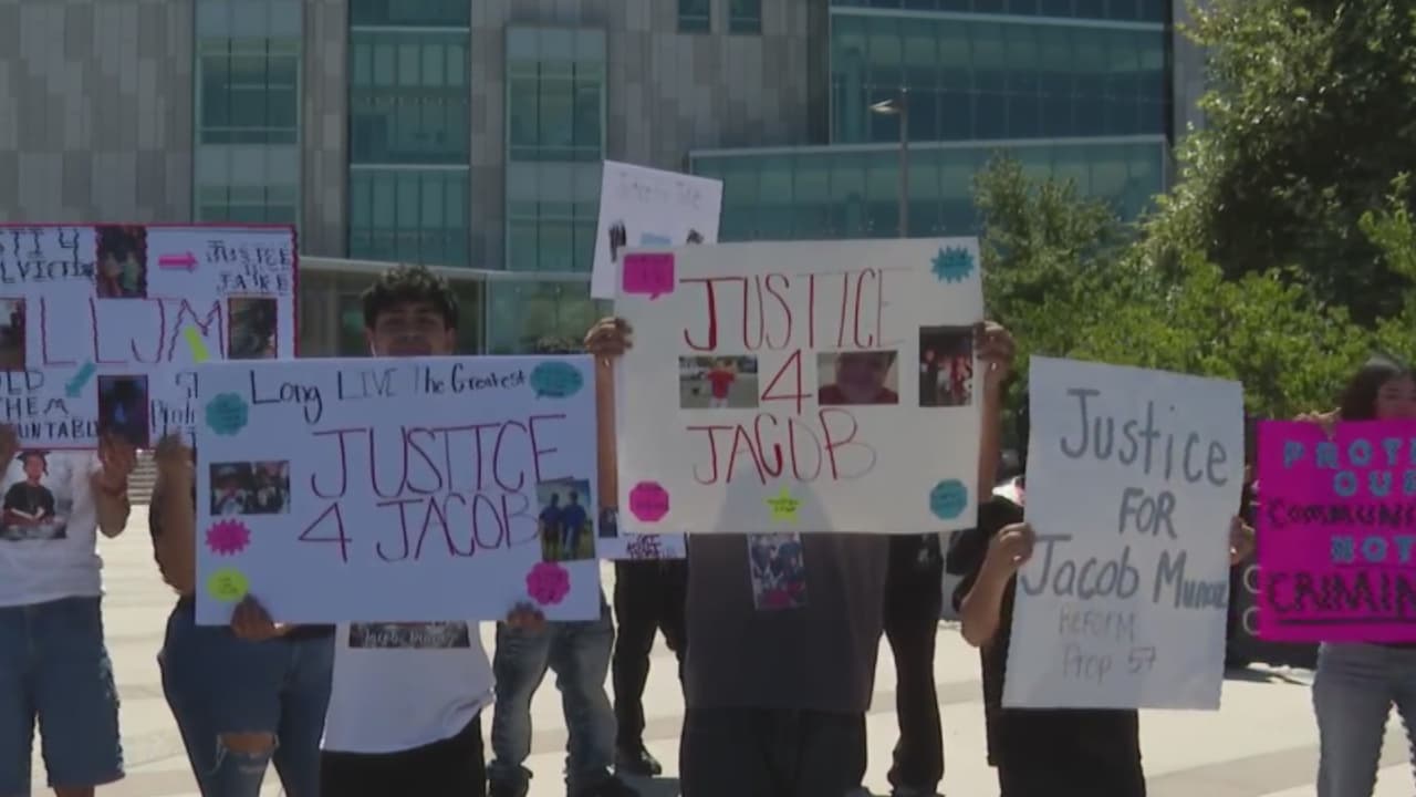 “No hay justicia para los nuestros”: familias de víctimas de asesinato protestan por penas a menores