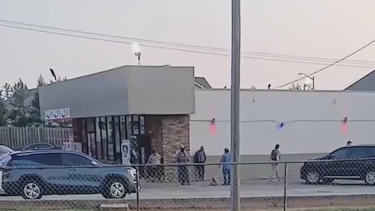 Autoridades migratorias arrestan a varios jornaleros en una gasolinera en Acworth, según testigos