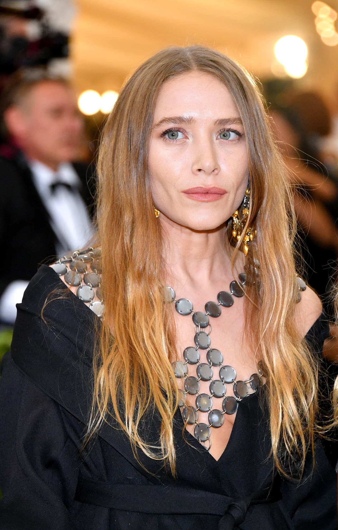Aunque Marky Kate Olsen luce mucho mayor que su hermana menor Elizabeth Olsen, de 31 años, la realidad es que la famosa gemela de "Full House" solo es tres mayor que la actriz de Advengers, pues tiene 33 años.