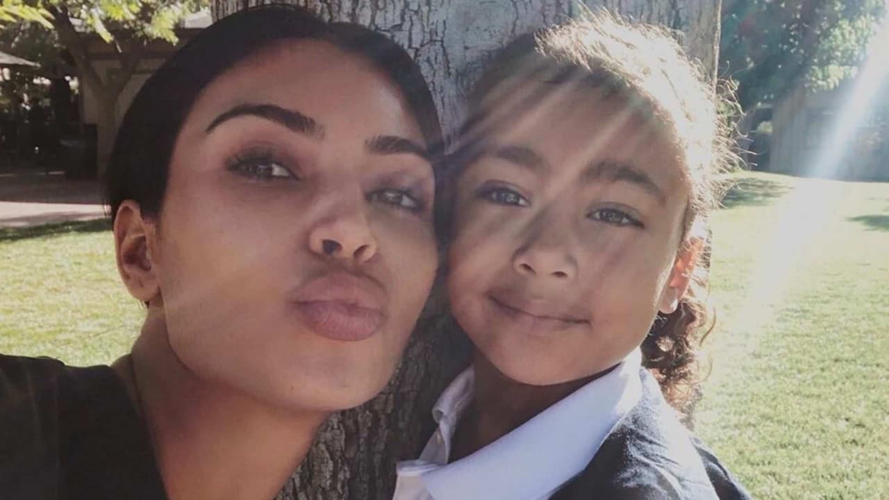 A Kim Kardashian no la dejan dar bien sus tutoriales y discursos; su hija North West le hace épicas interrupciones