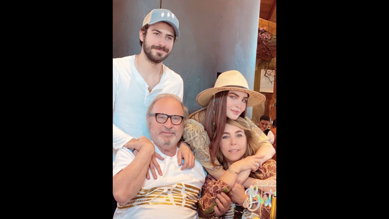 Con este nuevo look, la cantante protagonizó algunas fotografías en un viñedo e incluso posó junto a su familia, dejando claro que es la viva imagen de su mamá.