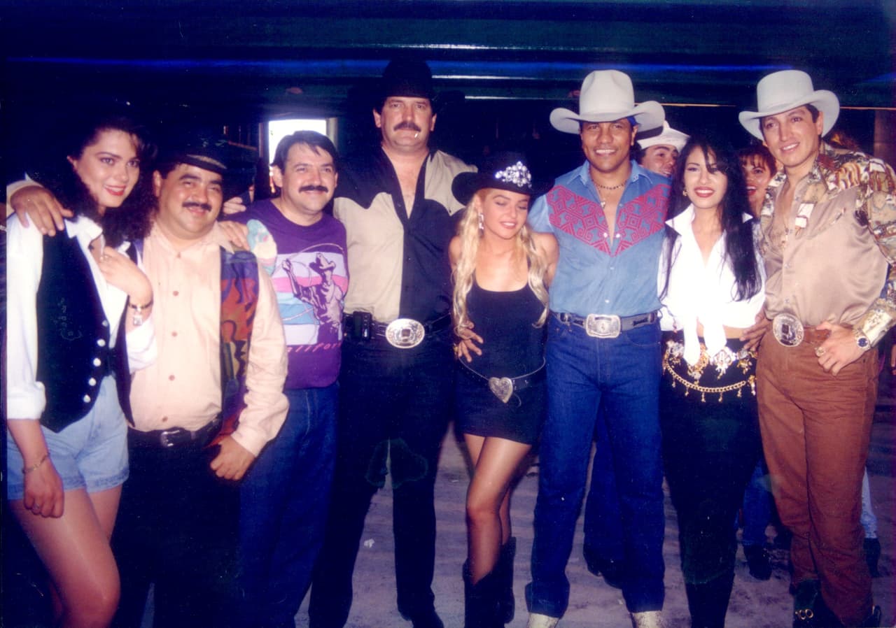 En el 1993 llegó uno de sus trabajos más importantes en la novela “Dos mujeres, un camino”. Aquí un recuerdo de la actriz junto al grupo Bronco y Selena Quintanilla, celebridades musicales que hicieron un breve cameo en aquella exitosa novela.