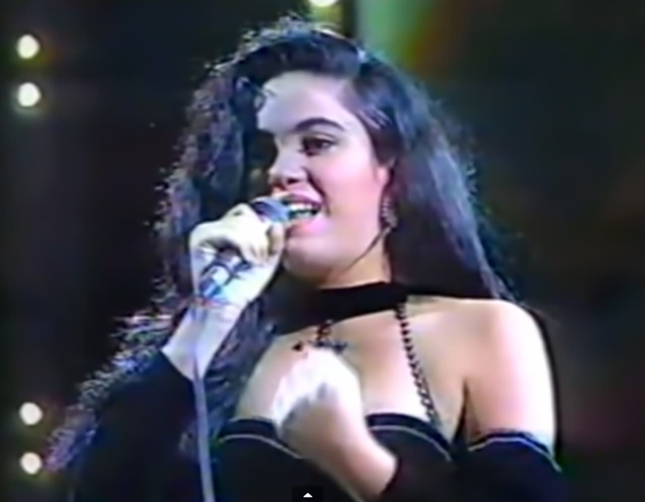 Su larga cabellera oscura caracterizó el look de la cantante durante los 90, época en la que logró consagrarse en el mundo de la música con el disco ‘Pies descalzos’, en 1995.
