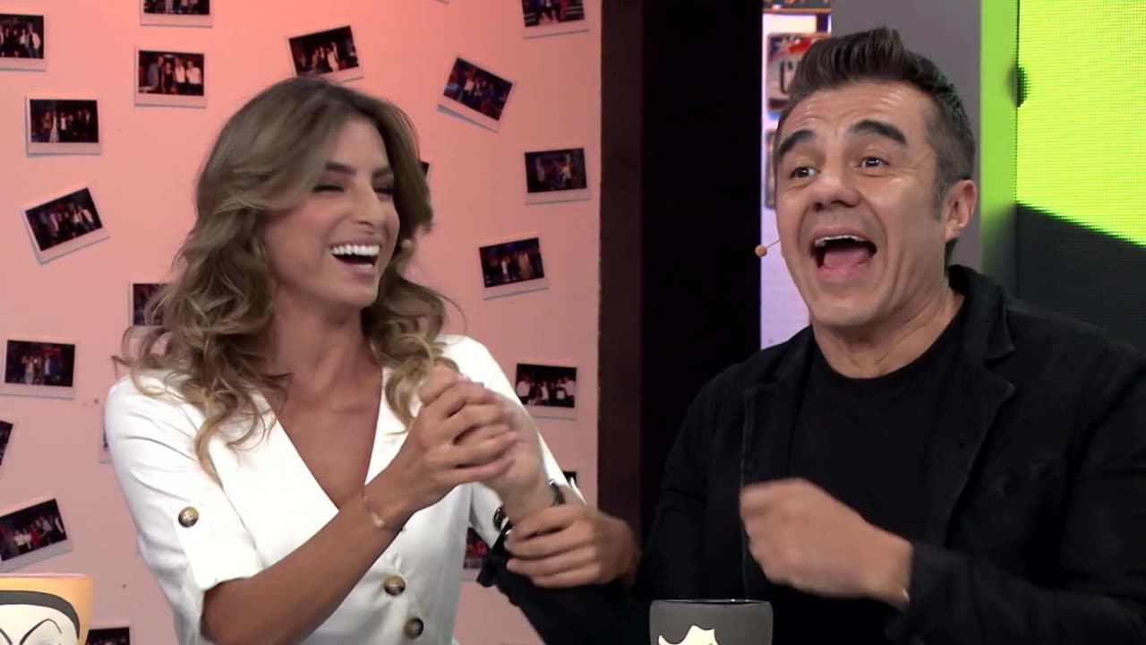 Dgeneraciones: Adrián Uribe le roba un beso a Estefanía Ahumada