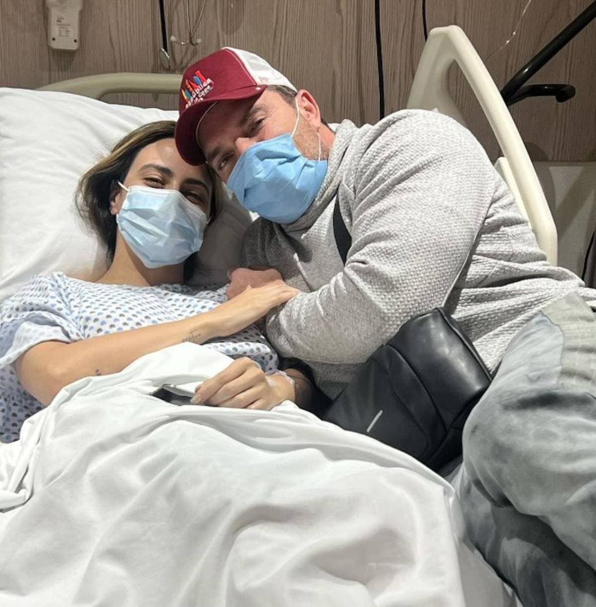 Valeria Marín fue operada y Julián Gil la apoya en el hospital