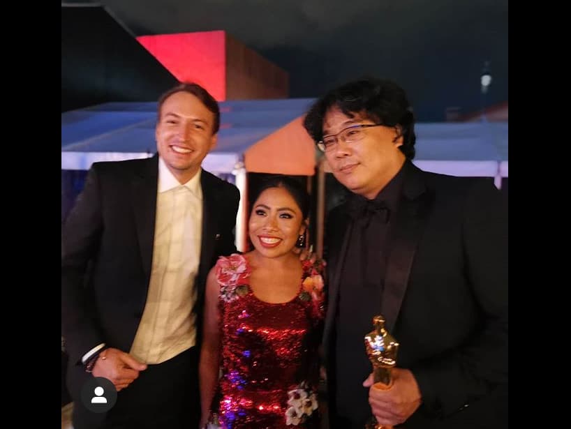 En otro momento del festejo, Yalitza posó con Bong Joon Ho, quien ganó la preciada estatuilla en las categorías ‘Mejor guión original’, ‘Mejor película extranjera’, ‘Mejor Director’ y ‘Mejor película’ por la cinta coreana ‘Parásitos’.