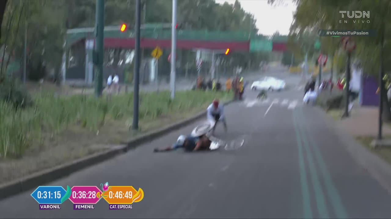 ¡No puede ser! Bache provoca caída en Maratón de la Ciudad de México