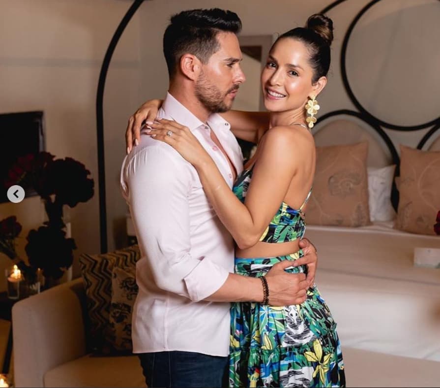 Por ello Carmen usó un conjunto caribeño floreado de dos piezas, posando una vez más con sus seres queridos mientras festeja a lo grande la nueva etapa de su relación.