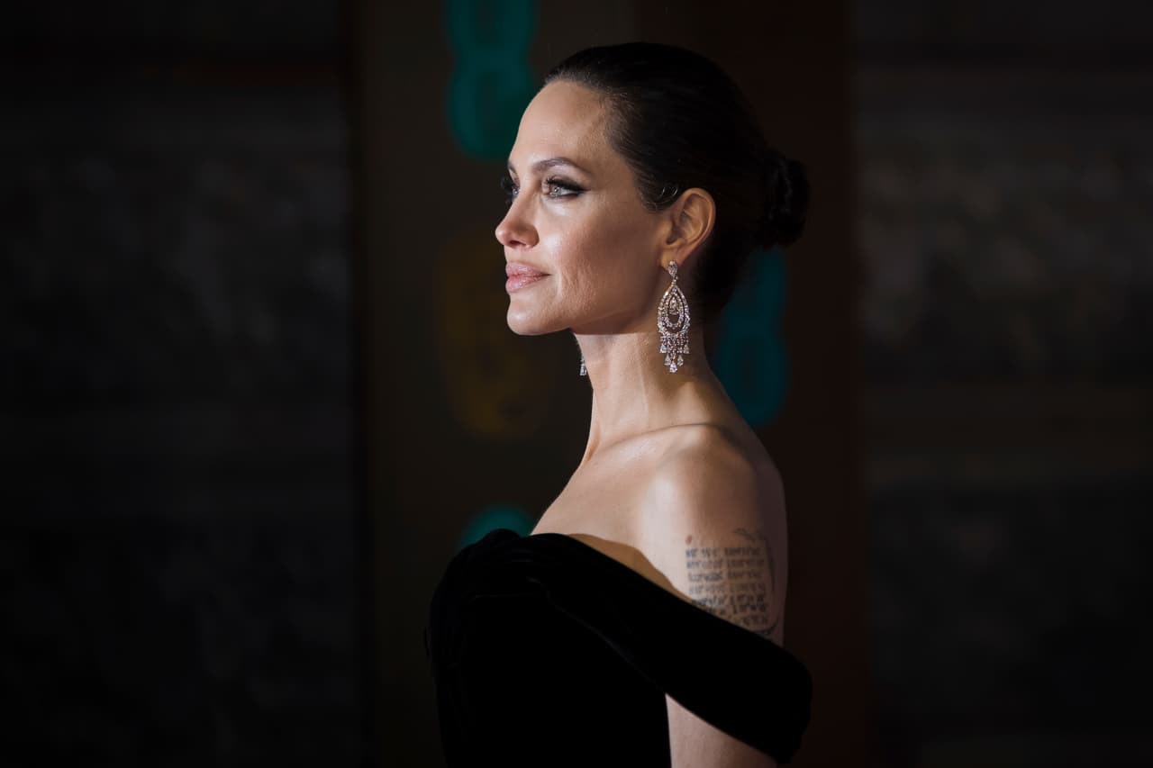 Angelina Jolie se borra el tatuaje que le dedicó a Brad Pitt