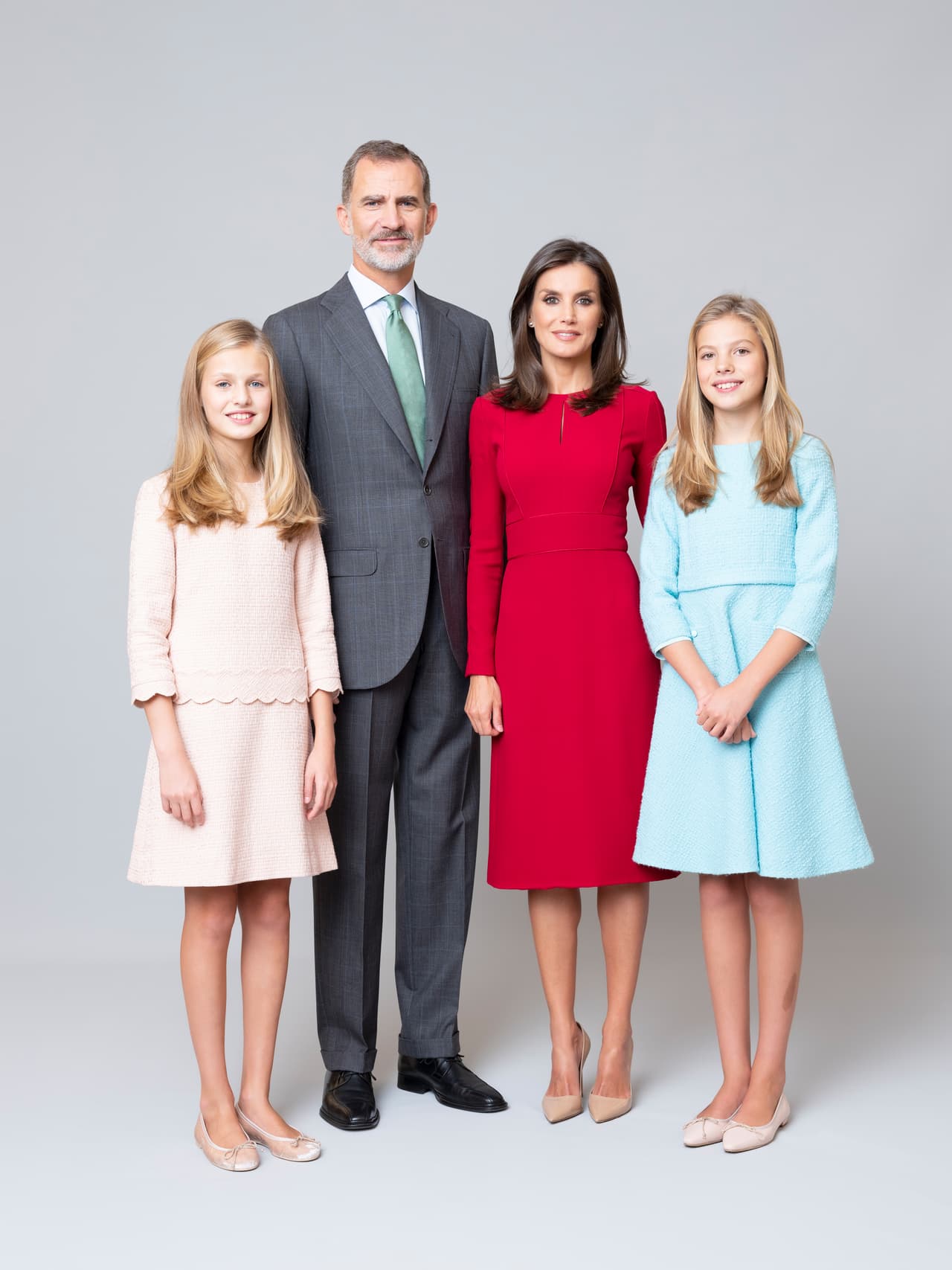 Su madre, Letizia Ortiz, su padre, Felipe VI de España, su pequeña hermana y ella, integran a una de las familias más importantes del país europeo; Sofía de Grecia y Juan Carlos I de España son abuelos paternos de la joven, mientras que Jesús Ortíz y María de la Paloma Rocasolano Rodríguez, del lado materno.