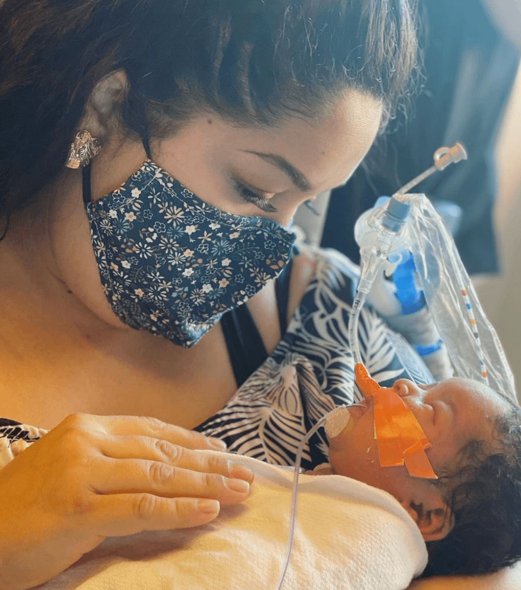 La cantante no pierde la fe de que pronto su hija saldrá adelante, por lo que debió bautizarla en el hospital y siguió pidiendo oración por ella. Wendolee sigue al pie del cañón con su hijita quien poco a poco ha ido progresando. El 18 de enero pudo cargarla por primera vez.
<br>
<br>“Por primera vez cargando a mi @hannahlovehill estuve esperando este momento 9 meses mas 10 dias... Gracias Dios , Gracias a los doctores y a todas las oraciones de la gente que nos quiere, Hannah esta mejorando aun que sigue intubada y con Ventilador pero confio en que pronto podremos irnos a casa. Gracias por sus oraciones, Dios los bendiga siempre”.
<br>