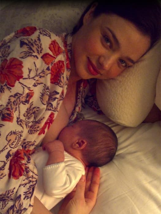 En más de una ocasión, la supermodelo, Miranda Kerr ha compartido en su cuenta de Instagram imágenes de ella y su bebé, durante la lactancia.