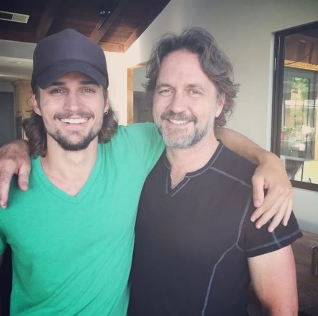 Durante la década de los 90, el brasileño Guy Ecker era el galán de telenovela más idolatrado en la televisión de habla hispana, luego de protagonizar la novela Café, con aroma de mujer (1995).