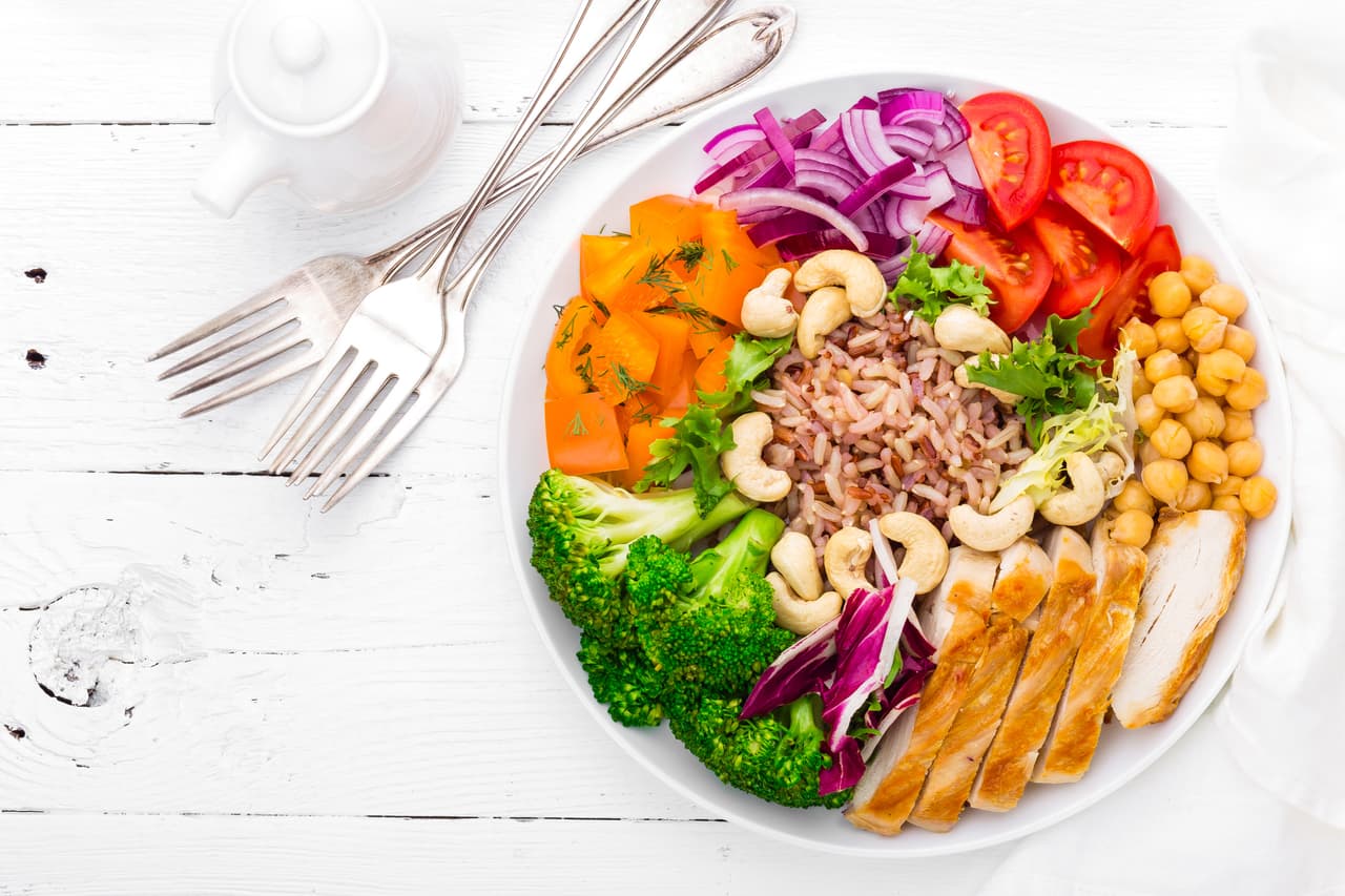 Alimentación balanceada y alta en fibra. Esta debe incluir brócoli, acelgas, espinacas, setas, uvas y papaya.