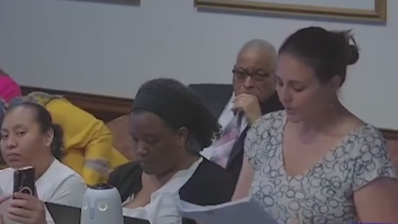 Tras arrestos de ICE, mujer exige a Norristown ser ‘ciudad acogedora’ en tenso encuentro público