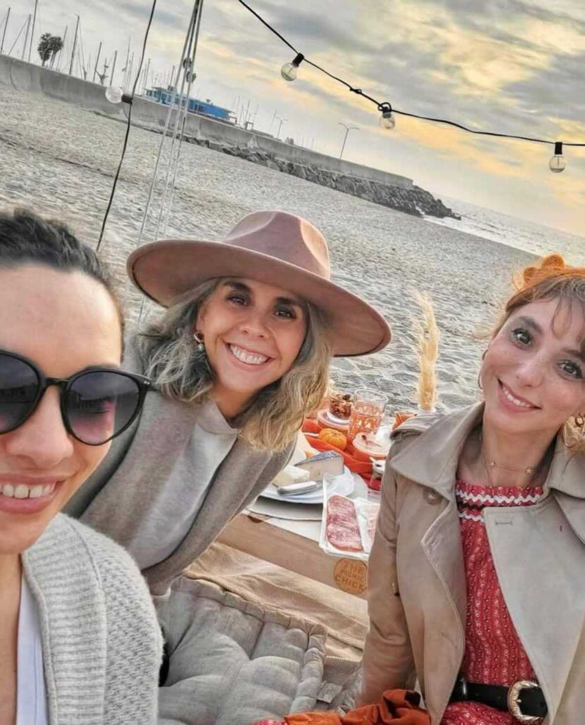 Natalia Téllez celebra la llegada de su bebé con un picnic-baby shower en la playa