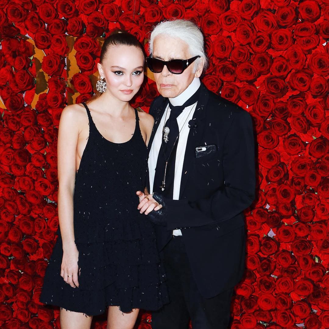 Lily-Rose Depp. Hija de otra de sus musas, Vanessa Paradis, la joven modelo debutó en 2015 para Chanel con el visto bueno del creativo alemán.