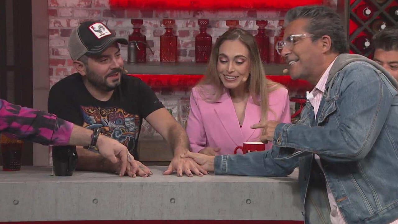 Raúl Araiza se ríe de las uñas con diseño de José Eduardo Derbez