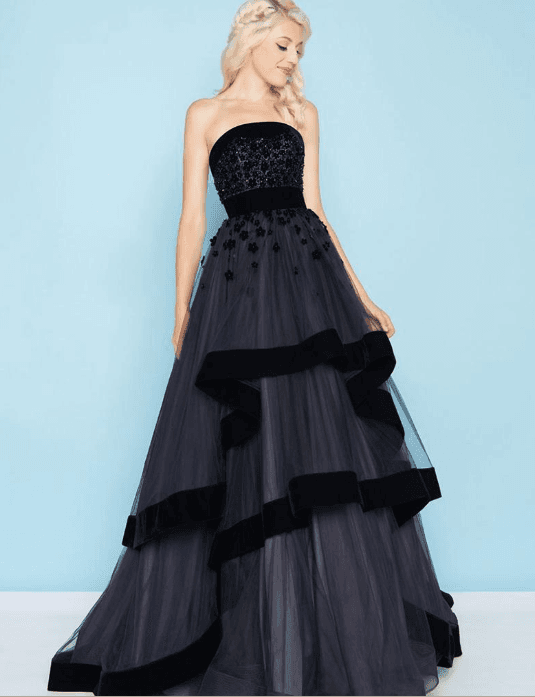 Otra tendencia elegante y con mucho estilo es la de utilizar varias capas de volumen en la parte del frente del vestido, como con holanes grandes de tul.