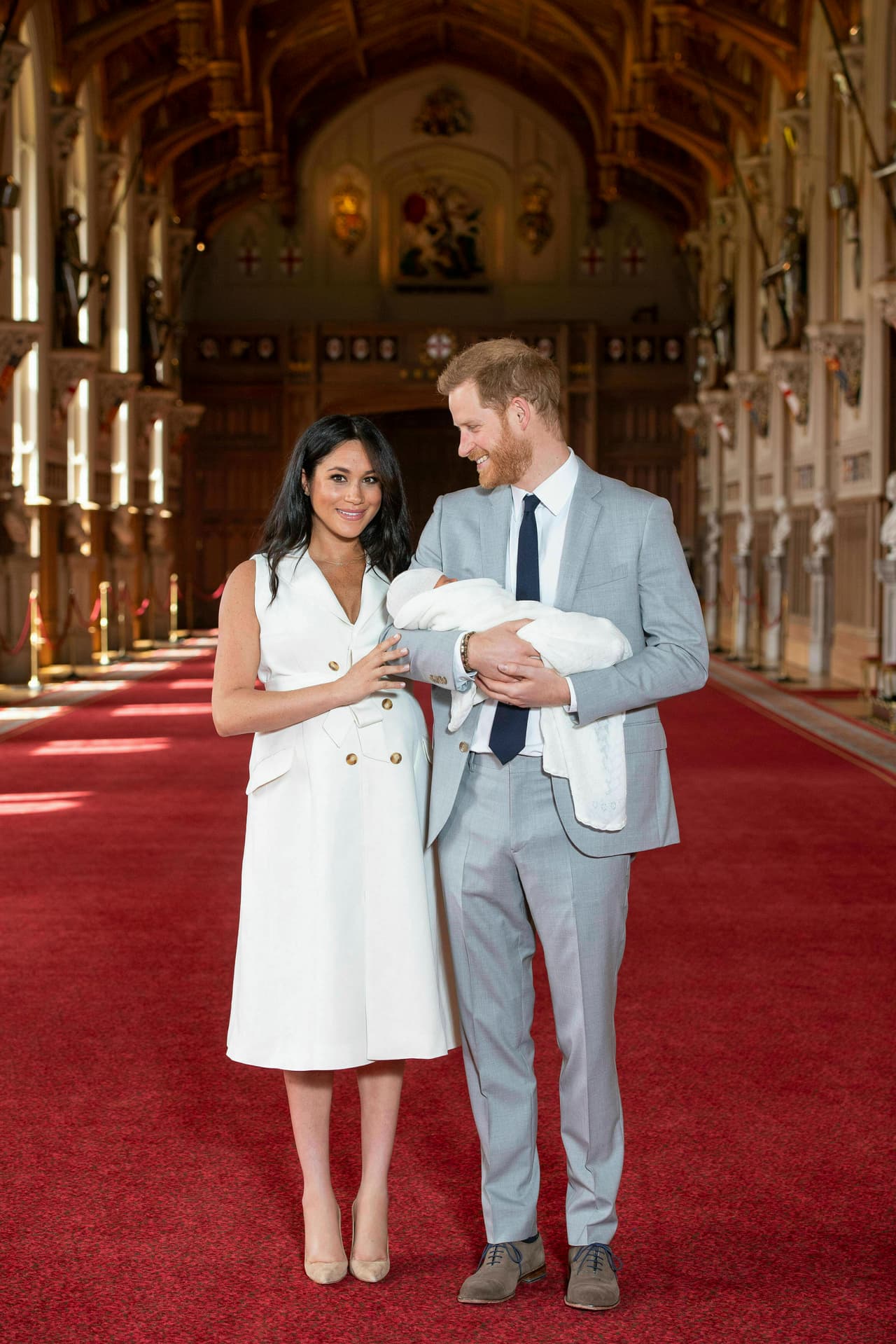Quizá uno de los momentos más sorprendentes del año fue cuando presentó a su bebé Archie, y eligió un vestido que realzaba su pancita post-embarazo.