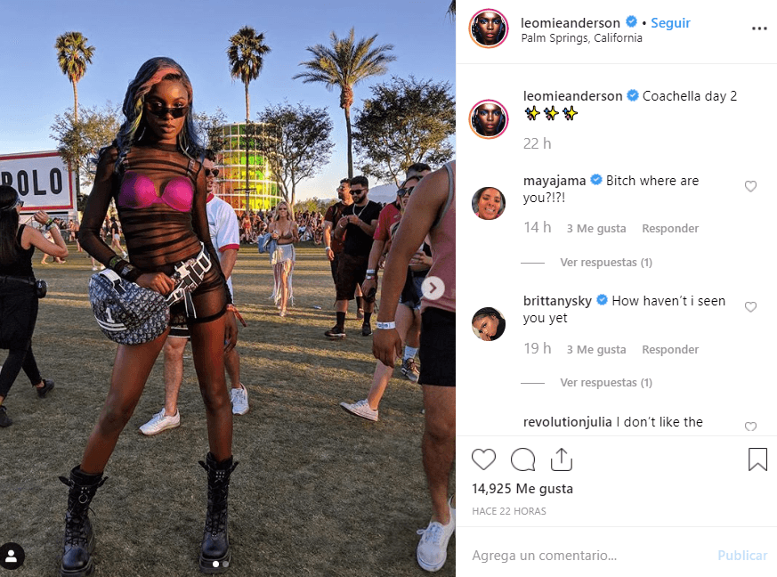 La modelo Leomie Anderson portó un 'outfit' transparente todo negro que hizo resaltar más su 'bra' rosa. Todo lo combinó con unas botas militares negras.