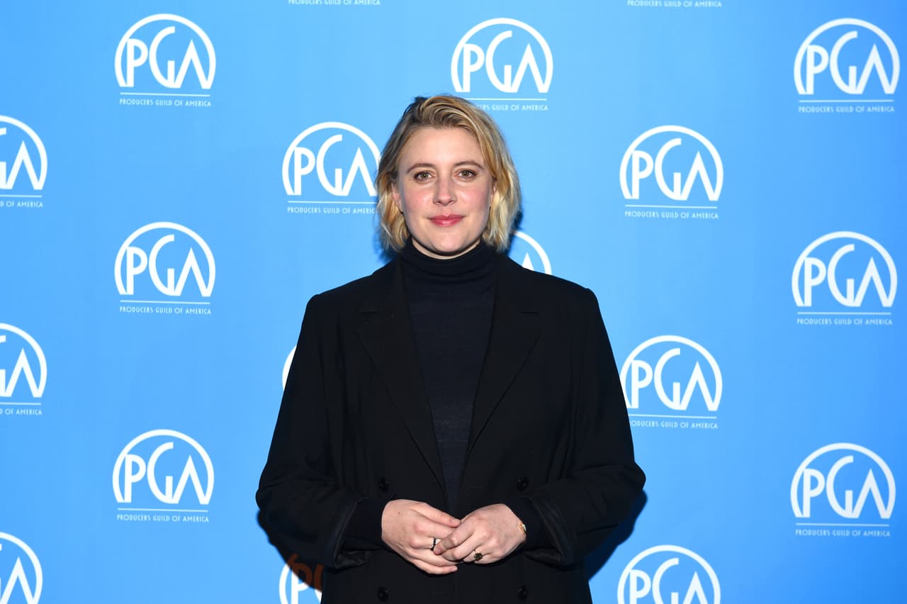 En 2017, la directora Greta Gerwig llamó la atención del público con su película 'Lady Bird', la cinta la llevó a ganar el Globo de Oro a Mejor Película, así como a conseguir dos nominaciones a los Oscar. Dos años después de ese éxtio, Gerwig estrenó otra cinta taquillera, la más reciente adaptación de 'Mujercitas', que también se ha robado el corazón del público. Greta trata de agregar una perspectiva feminista a todas sus cintas, y ha puesto un ejemplo sobre la necesidad de más oportunidades laborales para las mujeres en el campo de la dirección cinematográfica.