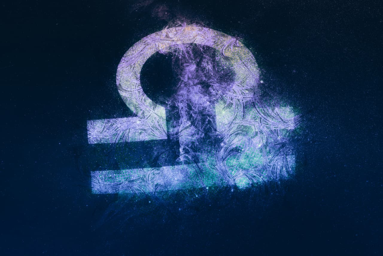 Libra A este signo les sale el Dos de Bastos, y esta carta hace referencia a que es el momento de ampliar todos sus horizontes, por lo que tendrán metas mucho más ambiciosas que en el 2019. También es una carta sinónimo de muchos viajes en puerta.
