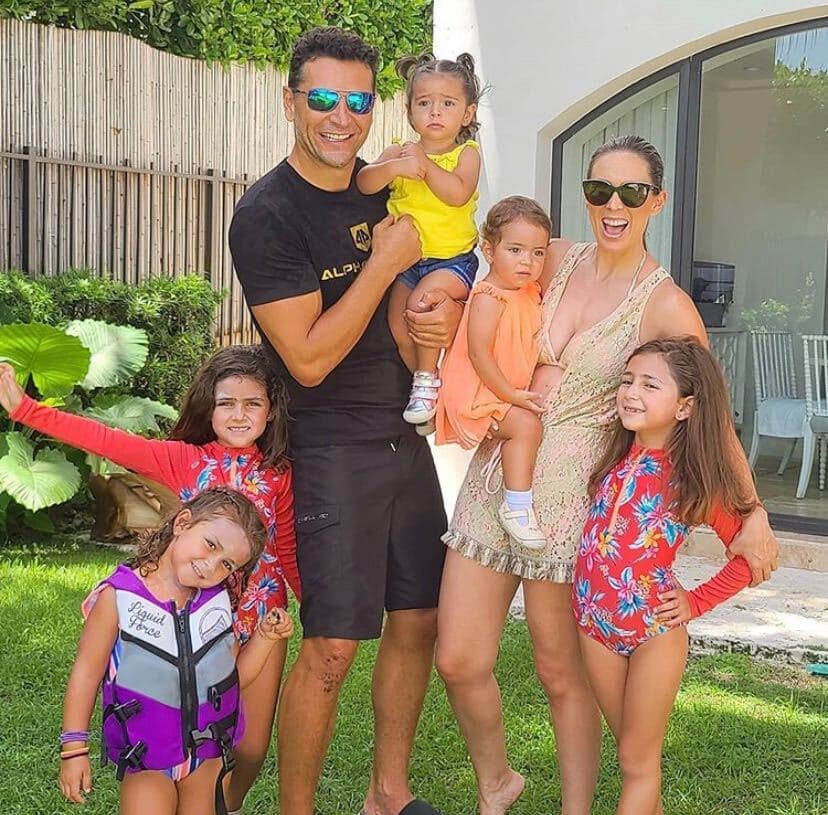 En estos meses de cuarentena, a la familia le ha tocado festejar a sus integrantes en casa. En marzo cumplió años su primogénita, Jacky; después Martín en mayo; Caro y Reni en julio. Y ahora hasta diciembre volverá a haber fiesta, pues es el cumpleaños de la presentadora y de sus mellizas, Paula y Emilia.
