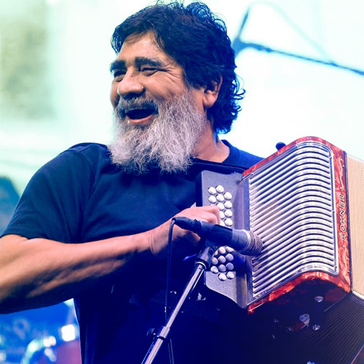 Celso Piña está festejando 40 años en el gusto del público