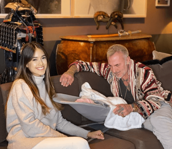 Gianluca Vacchi y Sharon Fonseca le dieron la bienvenida a su primera hija el pasado 27 de octubre, a quien decidieron llamar Blue Jerusalema. “Ya está con nosotros... Sharon y yo estamos felices de compartir con ustedes que esta mañana, recibimos a nuestra hija, Blu Jerusalema Vacchi. Gracias a Dios está sana. Y ya la amamos más que a nuestras vidas”, señalaron.