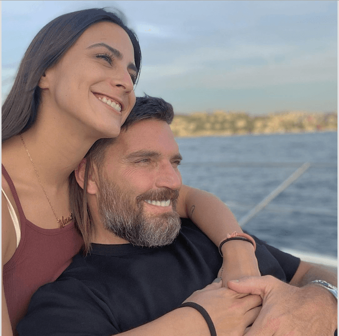Julián Gil ha querido dejar de lado todos sus problemas con Marjorie de Soussa, la madre de su hijo Matías. Y muestra de que lo está logrando es su relación con la periodista deportiva Valeria Marín, con quien se le ha visto feliz viajando y disfrutando de la vida. Curiosamente, esta pareja ha estado sometida a la presión pública que pide que formalicen. Incluso él le jugó una broma a ella en uno de sus viajes, simulando que iba a pedirle matrimonio, por lo que fue criticado. Nada está dicho definitivamente, más que están juntos y contentos.