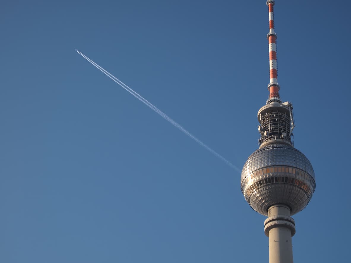 Alemania mejora la experiencia de los clásicos fuegos artificiales con espectáculos de láser. Gracias al frío, la gente se congrega en la puerta de Branderburgo para entrar en calor con puro baile