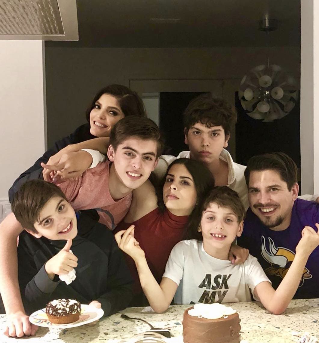 Ana Bárbara compartió en entrevista al programa ‘Suelta la sopa’ en abril pasado que fue muy difícil separarse de los hijos de Mariana Levy. “Cuando yo me voy vengo con José María y Emiliano y dejo a Paula y Emilio, fue un dolor, una cosa que me desgarró el alma, recogí los pedazos de mi alma, no podía ni dar un paso por el dolor. Ellos me dicen mamá y yo les digo hijos, yo los cuento como son, de hecho, ahorita tenemos un plan para las vacaciones”, dijo.