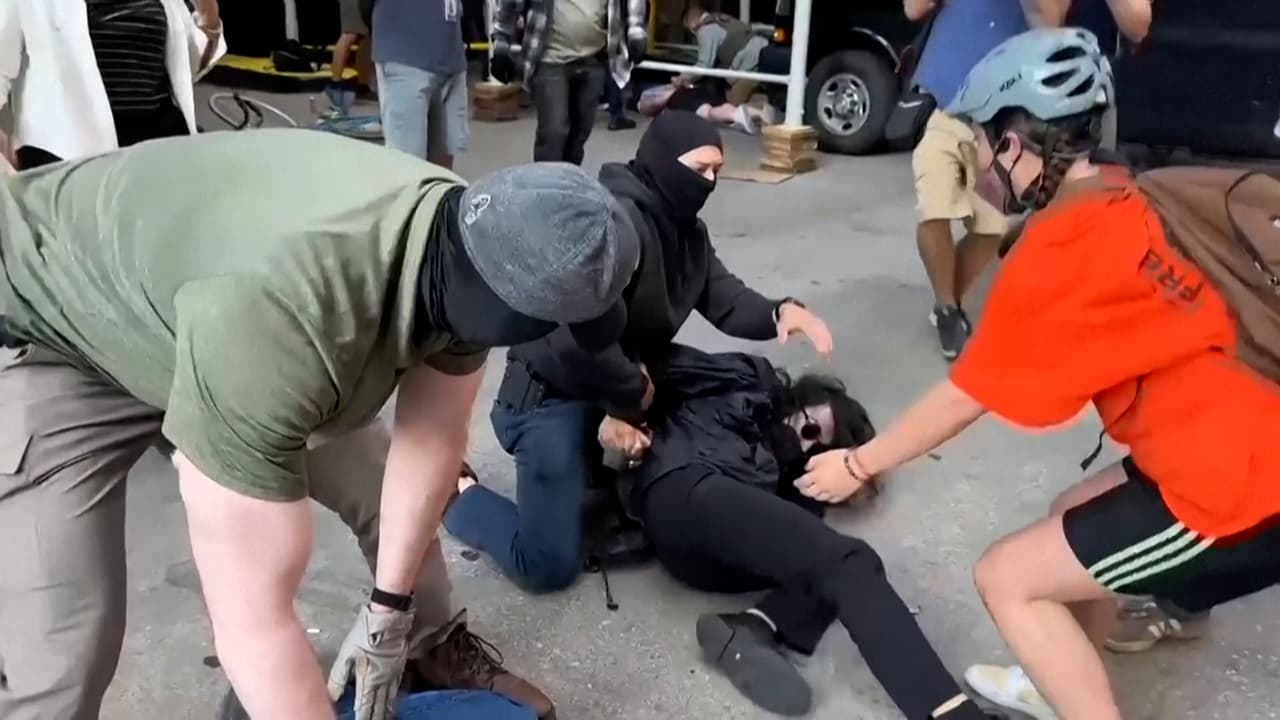 “¡Muestra tu placa!”: cuestionan a agentes de ICE enmascarados durante detención de manifestantes