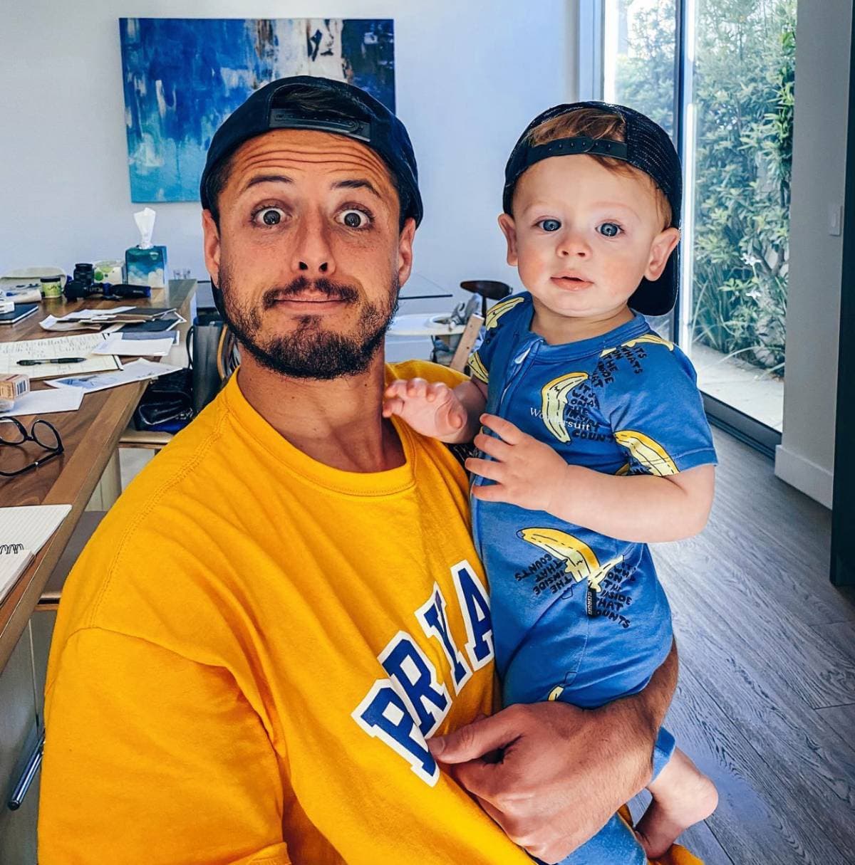 Chicharito llora al revelar que está distanciado de sus hijos