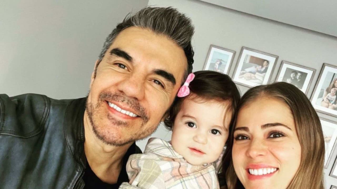Hija de Adrián Uribe enternece al saber mandar besitos