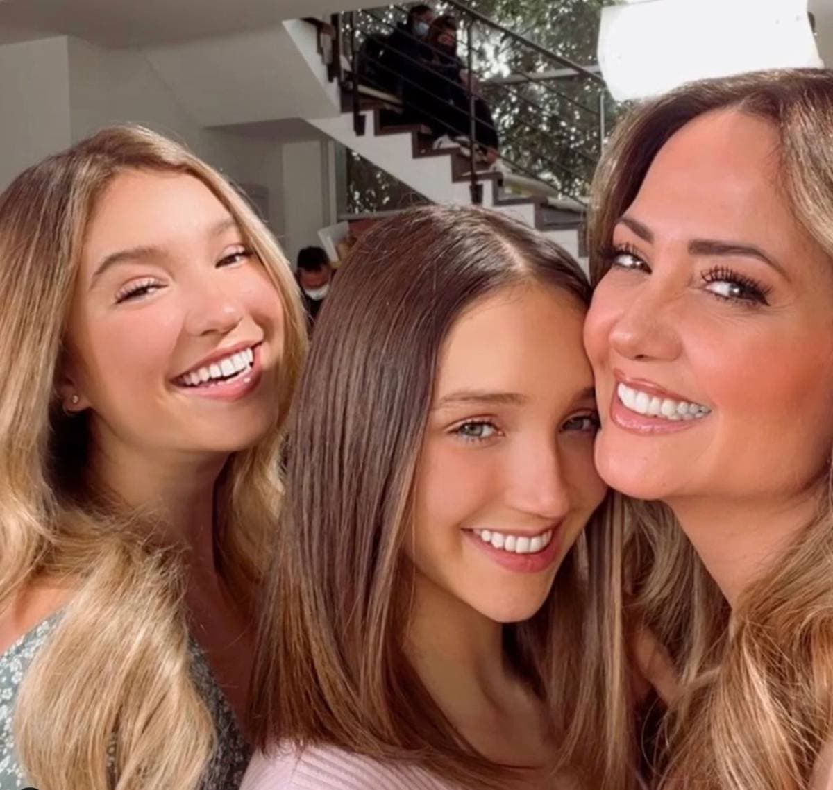 Andrea Legarreta hace una oración por el bienestar de sus hijas