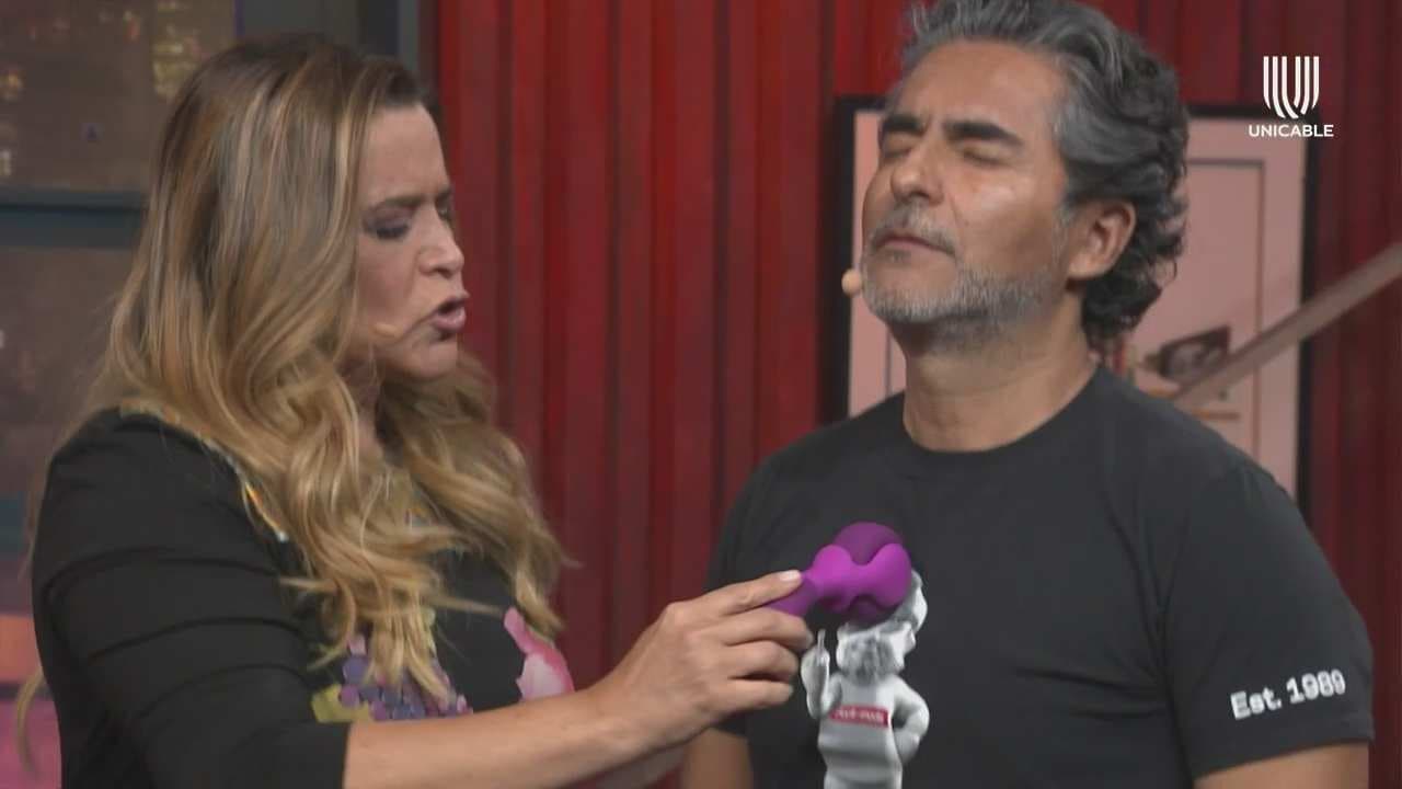 Sexóloga visita a los ‘Miembros al Aire’ y pone nervioso a Raúl Araiza con un juguete
