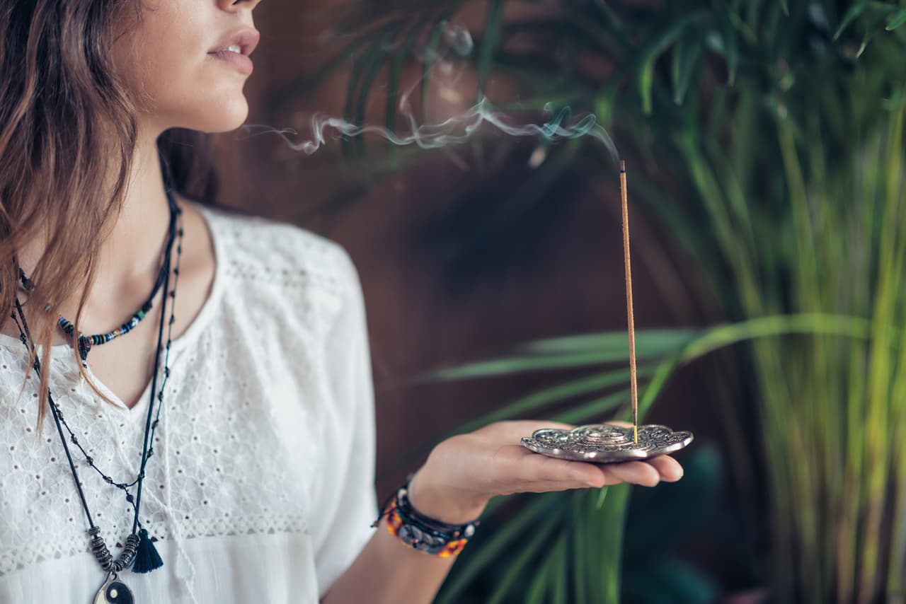 Aromatiza tu hogar, lo recomendable es encender incienso con aroma de canela o sándalo y pasarlo por cada una de las habitaciones para eliminar las energías estancadas y darle paso a las nuevas y buenas energías.