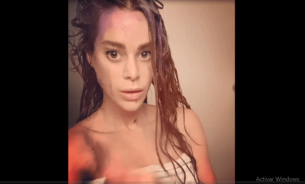 Durante aquellas semanas, la actriz sufrió las consecuencias de los errores en sus anteriores estilistas, por lo que intentó de todo para librarse de aquel color naranja que tanto la mortificó; con shampoo matizador intentó bajar el color cobrizo, aunque esta experiencia también le asustó. 
<br>
<br>"Hola, tengo un problema (se ríe) es que me fui de la tienda de productos de belleza, y me dijeron que me pusiera un producto en la cabeza y estoy viendo que se está quedando como color morado", relató en un video, mientras miraba espantada su pelo púrpura.