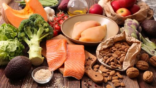 Incluye los siguientes alimentos en tu dieta: manzanas, guayabas, vegetales verdes, huevo, carne y pescado.