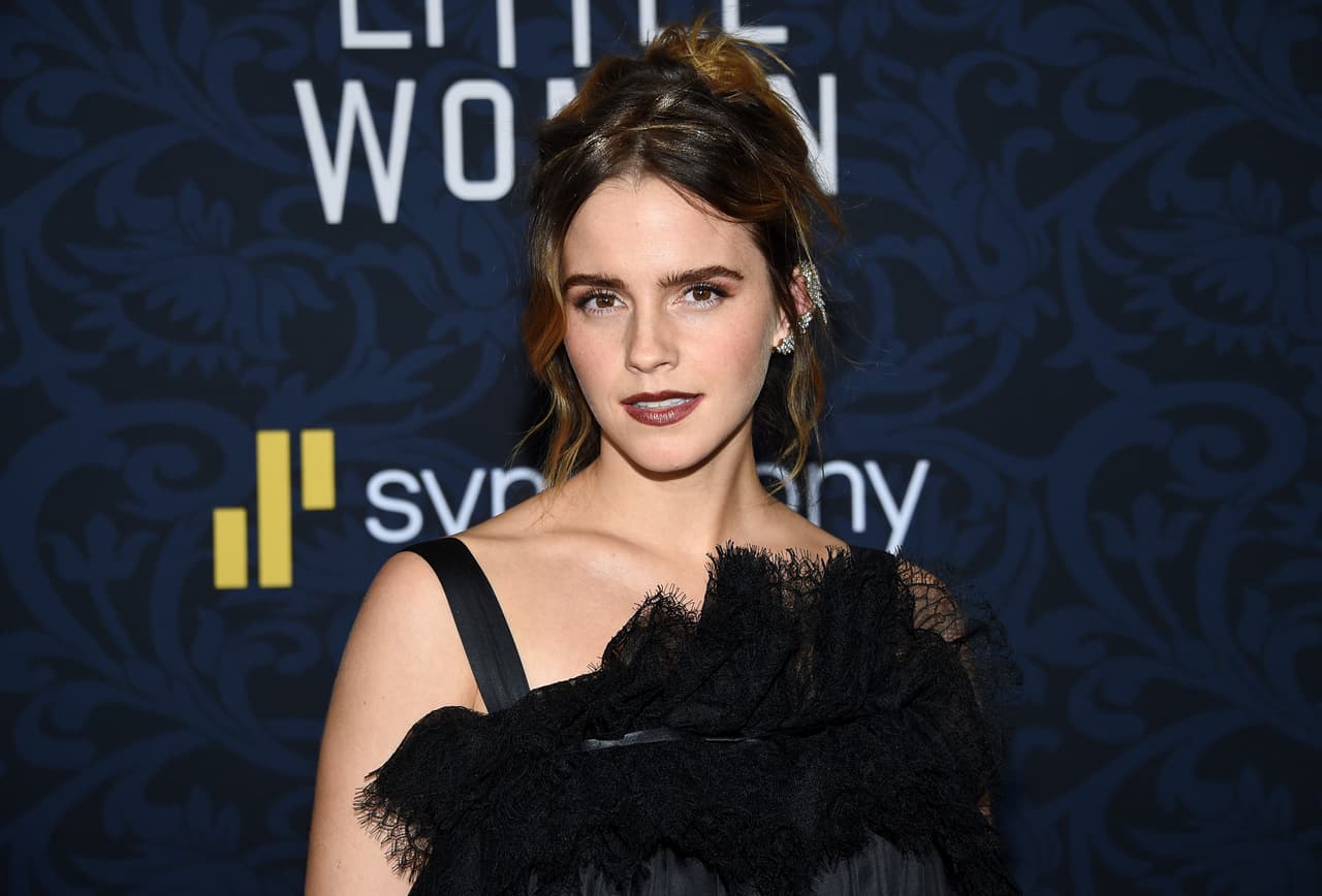La década pasada nos dejó conocer solo la parte artística de Emma Watson, sin embargo, en los últimos años hemos podido ver cómo la actriz también se preocupa por temas sociales y los problemas del mundo. Emma se ha convertido en una vocera de los derechos de la mujer y el feminismo. Aunque sigue dedicándose a la actuación, la actriz británica está involucrada con distintas asociaciones y fundaciones tratando de promover la igualdad económica, política y social entre todos los géneros. Watson también ha encontrado la forma de mezclar el mundo de la moda con la sostenibilidad ambiental. Básicamente, aprovecha su fama para poner en el ojo del públicos los temas que necesitan ser hablados por todos; además, busca la forma de que todos los trabajos en los que se involucra sirvan para beneficiar a grupos vulnerables.