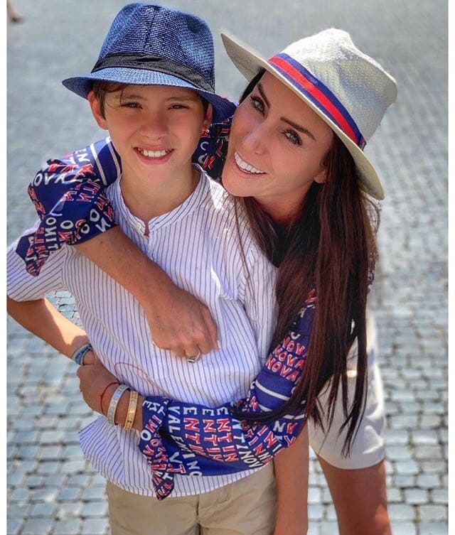 Sin embargo, Gómez Mont ha demostrado que el amor no nace de la sangre, pues 'Mayito', hijo de una relación previa del abogado, es uno más de su familia y ella lo considera como un hijo.